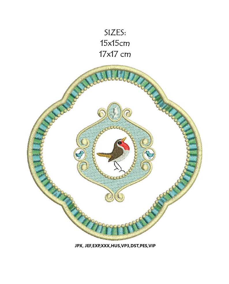 K&ouml;nnte beinhalten: Gesticktes Design mit einem Vogel in einem dekorativen Rahmen. Der Rahmen ist t&uuml;rkis und goldfarben. Der Vogel hat eine rote Brust und braune Fl&uuml;gel. Erh&auml;ltlich in den Gr&ouml;&szlig;en 15x15cm und 17x17 cm.
