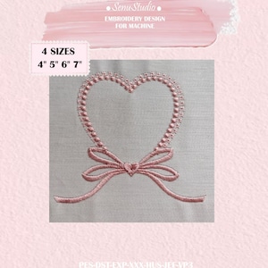 Könnte beinhalten: Rosa Stickdesign mit Herzform und Schleife. Der Entwurf enthält den Text "Senu Studio EMBROIDERY DESIGN FOR MACHINE" und ist in 4 Größen erhältlich: 10 cm, 13 cm, 15 cm und 18 cm.