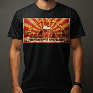 Op de afbeelding: Zwart t-shirt met een vintage-stijl afbeelding van een bierpul, hamer en tandwielen. Het ontwerp bevat de tekst "KEEP IT COLD. KEEP IT SIMPLE" en "STRENGTH OF THE PROLETARIAT!" in rood en goud.