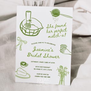 Puede incluir: Una invitación blanca con ilustraciones verdes para una Bridal Shower. El diseño incluye un batidor, un colador, una taza de café, un pastel, un lazo y flores. El texto dice "She found her perfect match-a!" y los detalles del evento.