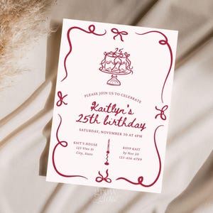 Puede incluir: Una invitación de cumpleaños color crema con detalles en borgoña. La invitación presenta una ilustración de pastel, remolinos decorativos y el texto "25 cumpleaños de Kaitlyn". Los detalles incluyen la fecha, la hora y la información de RSVP.