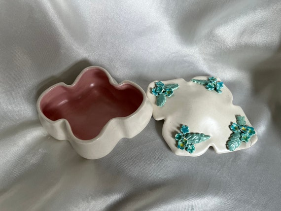 Beautiful Hand painted Lidded 1950s Jewelry Dish … - image 4