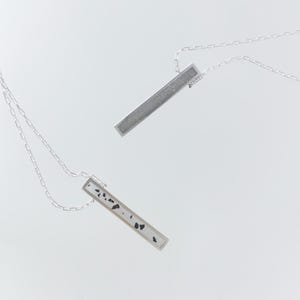 Concrete and Silver Pendant Necklace – Minimalist Vertical Design with Linear Form | Lintour
