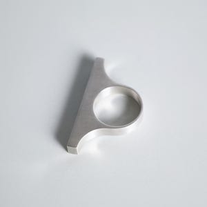 Concrete and Silver Ring – Minimalist Brutalist Horizontal Form | Tabulor
