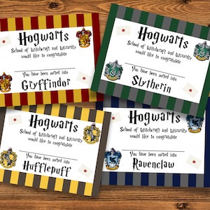 以下が含まれることがあります： ホグワーツの寮分けカード4枚。ホグワーツの紋章と寮の色が描かれている。カードには「ホグワーツ魔法魔術学校より、[寮名]に分けられたことをお祝い申し上げます。」と書かれており、寮名はグリフィンドール、ハッフルパフ、スリザリン、レイブンクローとなっている。