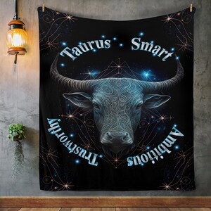 Könnte beinhalten: Ein schwarzer Wandteppich mit einem blauen Stierkopf in der Mitte. Der Stierkopf ist von einer Sternenkonstellation und den Worten "Taurus", "Smart", "Ambitious" und "Trustworthy" umgeben.