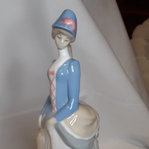Girl Figurine Lady Figurine-First Avon Lady Porcelain Figurine-Vintage 1976 Avon Collectible-Avon Award Figurines-Avon Presidents Club Award