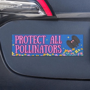 Puede incluir: Una pegatina rectangular con el texto "PROTECT ALL POLLINATORS" en blanco y rosa. La pegatina presenta una polilla negra y flores coloridas. La pegatina está adherida a la parte trasera de un coche gris oscuro.