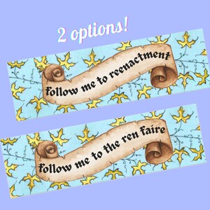 Könnte beinhalten: Zwei rechteckige Lesezeichen mit hellblauem Hintergrund und goldenen Blättern. Jedes Lesezeichen zeigt eine Schriftrolle mit dem Text "follow me to reenactment" und "follow me to the ren faire". Die Worte "2 options!" stehen oben.