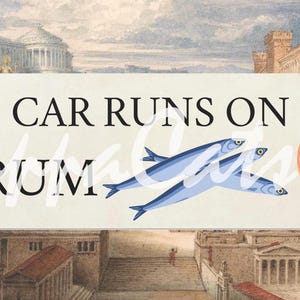 K&ouml;nnte beinhalten: Rechteckiges Schild mit dem Text "THIS CAR RUNS ON GARUM" &uuml;ber einer Grafik von drei blauen Fischen und einem orangefarbenen Krug. Der Hintergrund zeigt eine Vintage-Illustration einer klassischen Stadt.