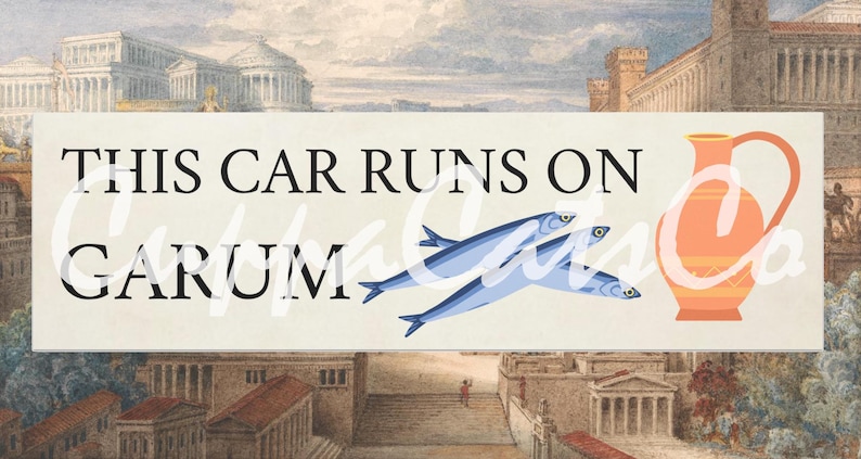 K&ouml;nnte beinhalten: Rechteckiges Schild mit dem Text "THIS CAR RUNS ON GARUM" &uuml;ber einer Grafik von drei blauen Fischen und einem orangefarbenen Krug. Der Hintergrund zeigt eine Vintage-Illustration einer klassischen Stadt.