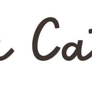 Puede incluir: El logotipo de Cuppa Cats Co. presenta texto en cursiva marr&oacute;n oscuro sobre un fondo blanco. Un gato de dibujos animados en tonos marrones y blancos juega con una bola de hilo amarilla.