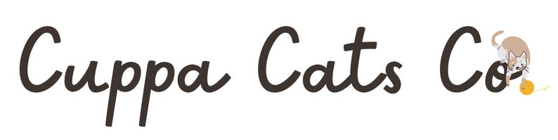 Puede incluir: El logotipo de Cuppa Cats Co. presenta texto en cursiva marr&oacute;n oscuro sobre un fondo blanco. Un gato de dibujos animados en tonos marrones y blancos juega con una bola de hilo amarilla.