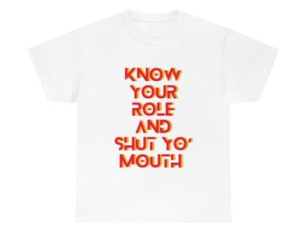 Conosci il tuo ruolo e chiudi la bocca Travis Kelce Tshirt. Tshirt Chiefs Kingdom.