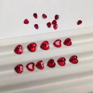 Rubis rouges cultivés en laboratoire taillés en cœur : 10 pièces de pierres précieuses en vrac pour la fabrication de bijoux