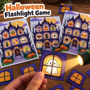 Puede incluir: Un juego de linterna de Halloween con tarjetas impresas de casas encantadas con personajes espeluznantes en las ventanas. Una mano sostiene una tarjeta cuadrada con un fantasma, iluminada por una linterna, junto a otras tarjetas de ventanas.