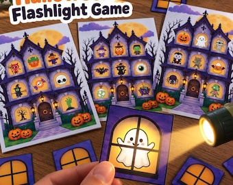 Può includere: Un gioco con torcia per Halloween composto da carte stampate di case infestate con vari personaggi spettrali alle finestre. Una mano tiene una carta quadrata con un fantasma, illuminata da una torcia, con altre carte finestra sparse.