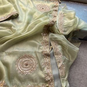 Hermoso sari de seda de tejido suave con gottapatti zardozi y trabajo de perlas