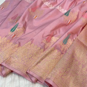 Katan Pure Banarasi Katan Seide handloom sari. webborte, golden zari mit Meena kadhwa weave butta, mit bluse stück.