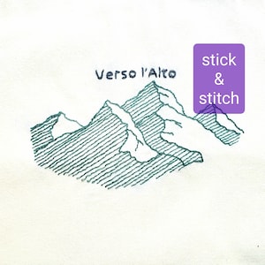 May include: Embroidered design of mountains with the text "Verso l'Alto" in black thread on a white fabric background. The text "stick & stitch" is in a purple box in the upper right corner.