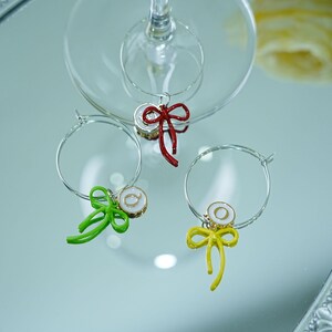 Papillon personalizzato con ciondoli per calici da vino con lettere, papillon verde con anelli con ciondoli per lettere, etichetta per calici da vino con lettere, etichetta per bevande, regalo per vino