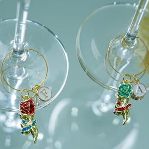 2 marcadores de bebidas para copas de tallo, 1 dije personalizado de rosa roja y rosa verde para copas de vino, divertidos dijes dorados para vino, bonita decoración para copas de vino.