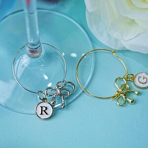 Etichette con ciondolo per calici da vino a forma di papillon, papillon con anelli con ciondolo a forma di lettera, etichetta per calici da vino con lettera personalizzata, etichetta per bevande, regalo per bevande, identificatore per bevande