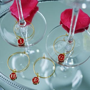 Ciondolo per calice da vino rosso dorato da 35 mm, ciondolo per calice da vino con lettera maiuscola, iniziali per calice da vino, segnabicchieri da vino, bomboniere personalizzate per matrimonio