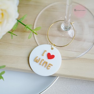 I LOVE - Ciondoli per bicchieri da vino, decorazioni personalizzate per ciondoli per bicchieri da vino, targhette personalizzate con nome in vetro, segnabicchieri personalizzati con nome a forma di cuore rosso, regalo unico