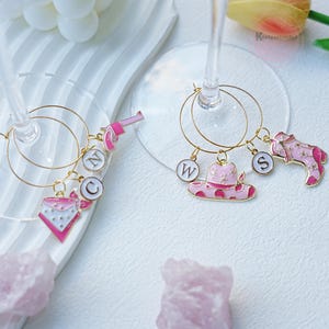 Dijes de copa de la serie Cowboy rosa, dijes de bebida con botas de vaquero rosa, etiquetas de identificación para copa de vino con anillos dorados, dijes para copa de vino con sombrero de vaquero