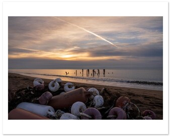 Reliques côtières — impression d'art mural photographique minimaliste, scène de plage au coucher du soleil