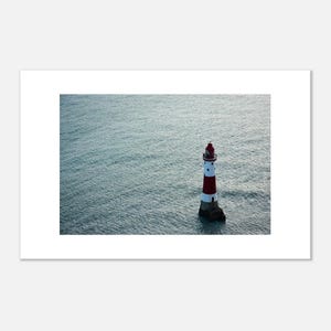 Impresión costera del faro de Beachy Head: arte mural náutico minimalista