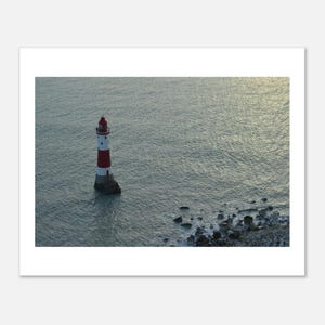 Impresión costera del faro de Beachy Head: fotografía minimalista de paisajes marinos