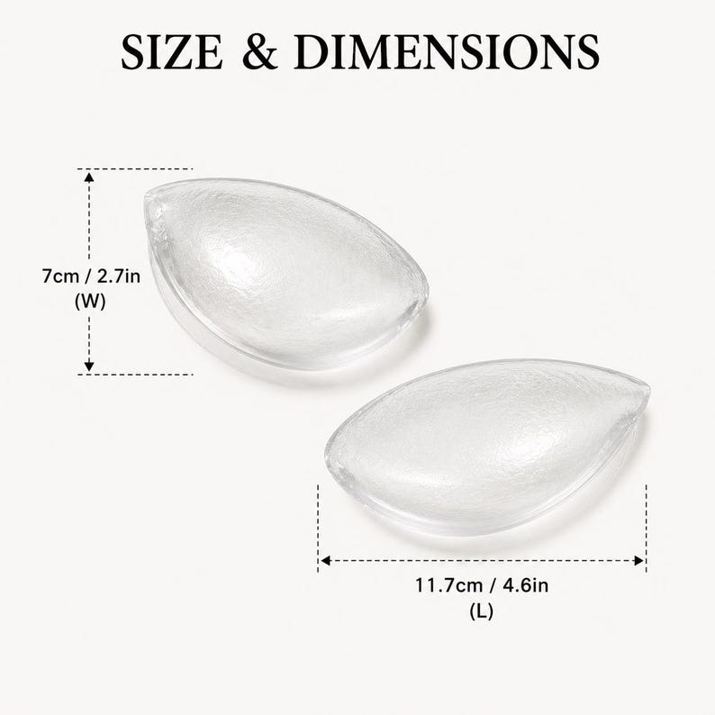 Puede incluir: Dos insertos transparentes en forma de l&aacute;grima con superficies texturizadas. La imagen incluye dimensiones: 7 cm de ancho y 11,7 cm de largo. El texto en la parte superior dice "SIZE & DIMENSIONS".