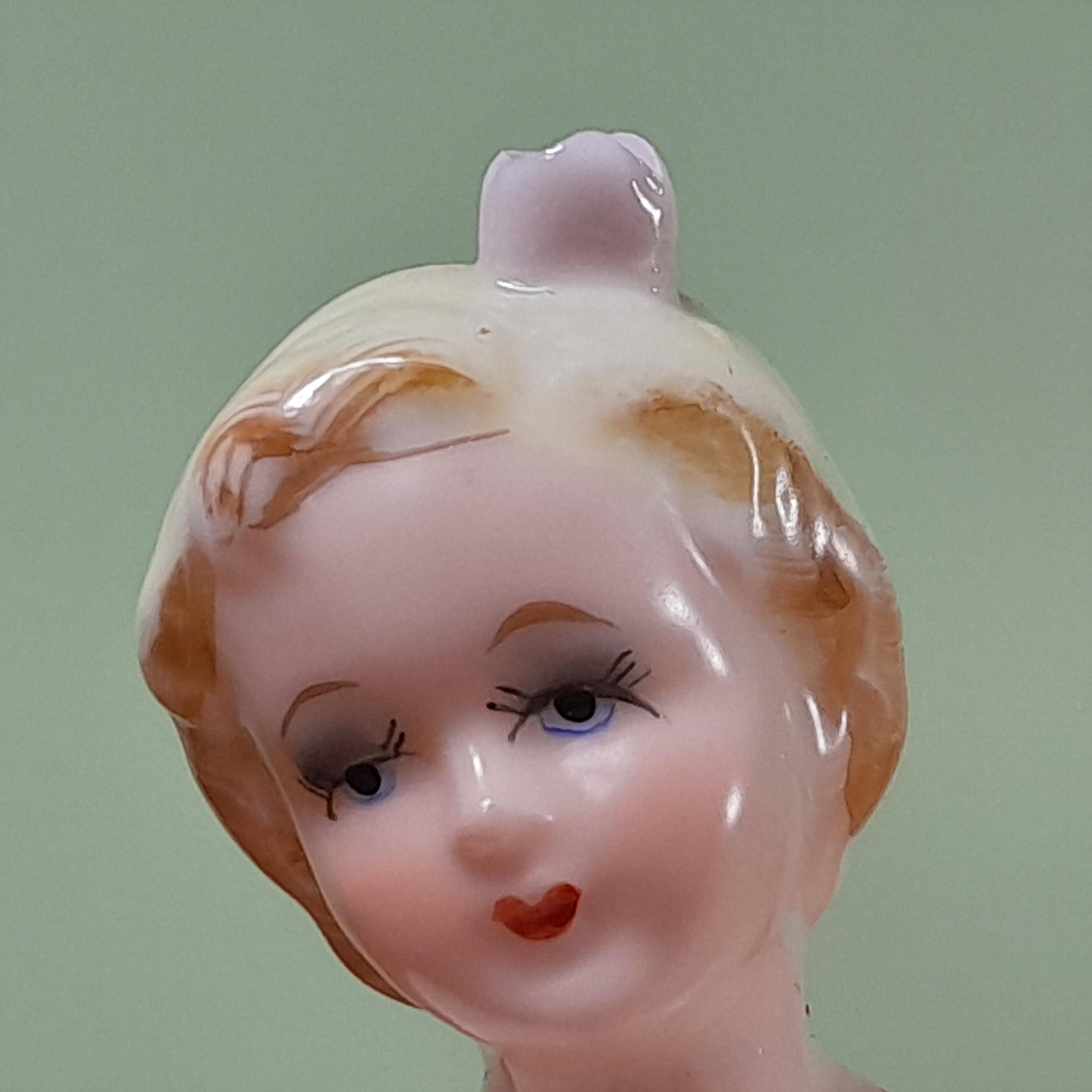 洋人形〈花を摘んでいる女の子〉 Vintage Girl With Flowers Figurine, Made in Japan - Etsy Hong Kong