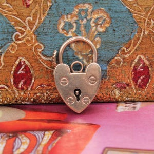 Colgante vintage de candado con forma de corazón en oro de 9 quilates / Circa 1963 / Estilo antiguo / Dije de candado versátil / Con sello distintivo / Joya sentimental