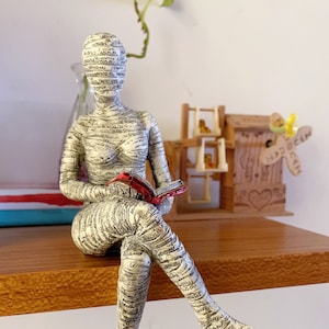 Statua di donna che legge Scaffale in resina Decorazione Sculture astratte di donna Scaffale Collezione desktop Statue Amante dei libri Regalo Scultura di carta