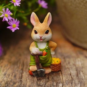 Gardener Rabbit Statue Resin Rabbit with Shovel Car Bunny Sculptures Bookshelf Desktop Collection Bunny Statues Figurine Rabbit Figurine