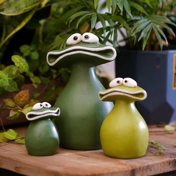 Frog Statue Resin Bookshelf Decor Abstract Mini Frog with Big Mouth Sculptures Bookshelf Desktop Collection Frog Figurine Garden Home Decor