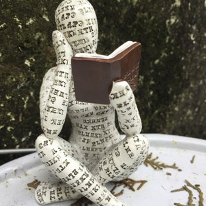 Figurina di donna che legge, decorazione per libreria in resina, sculture di donna astratte, libreria, collezione da tavolo, statue, regalo per amanti dei libri, scultura in cartapesta