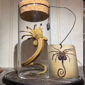 Neca Facehugger Figurine Resin Amoeba Statue Alien Swarm Sculptures Horror Facehugger Bookshelf Desktop Collection Statues Animal Figurine