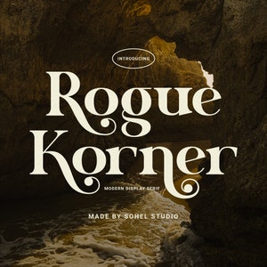Könnte beinhalten: Einführung von Rogue Korner, einer modernen Display-Serifenschrift. Die Schriftart wird in Weiß vor dem Hintergrund einer felsigen Höhlenöffnung mit fließendem Wasser gezeigt.