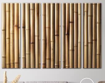 Può includere: Una stampa d'arte da parete che presenta un primo piano di un muro di bambù naturale. La stampa è divisa in cinque pannelli, ognuno dei quali mostra una sezione diversa del bambù.