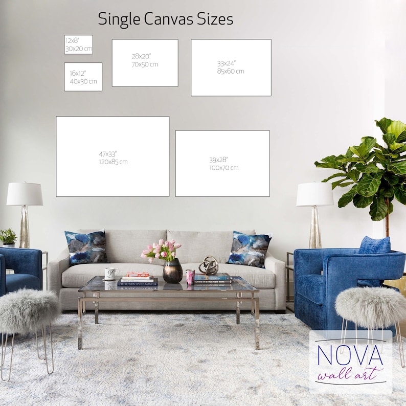 Pu&ograve; includere: Un muro bianco con una grafica che mostra diverse dimensioni di tela in pollici e centimetri. La grafica mostra un soggiorno con un divano, un tavolino da caff&egrave; e due sedie. Il testo "Single Canvas Sizes" e "NOVA wall art" &egrave; visibile nell'immagine.