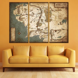 Pu&ograve; includere: Una mappa della Terra di Mezzo in stile vintage, divisa in tre pannelli, che mostra la terra durante la Terza Era. La mappa &egrave; stampata su tela e ha un aspetto usurato e invecchiato.