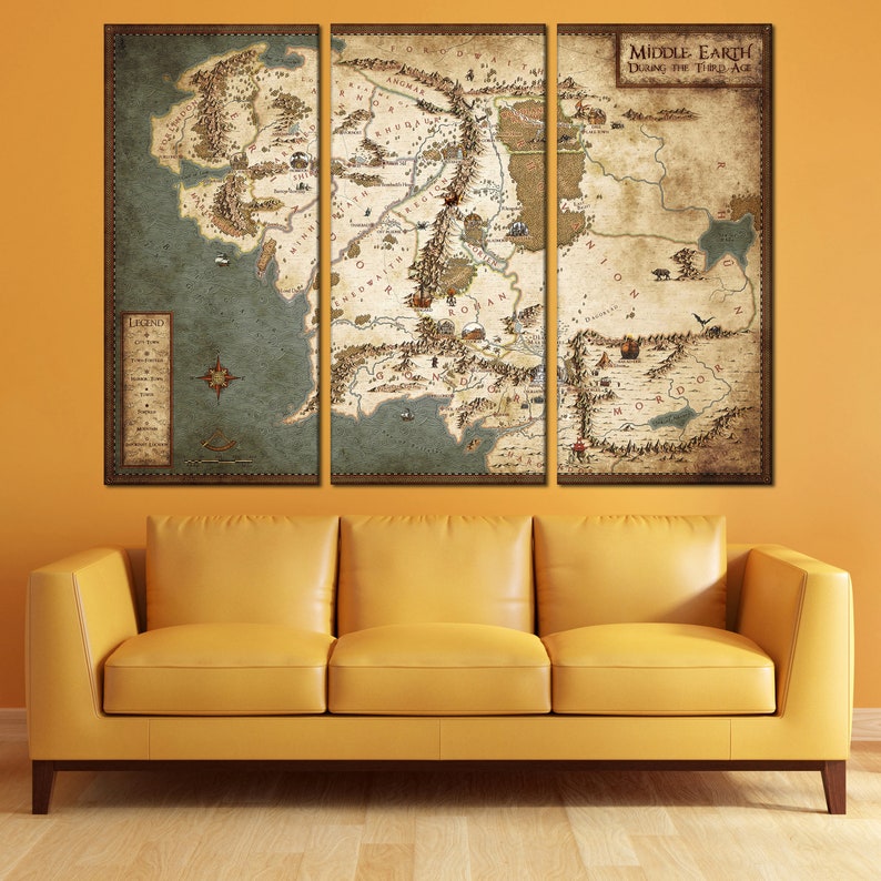 Pu&ograve; includere: Una mappa della Terra di Mezzo in stile vintage, divisa in tre pannelli, che mostra la terra durante la Terza Era. La mappa &egrave; stampata su tela e ha un aspetto usurato e invecchiato.
