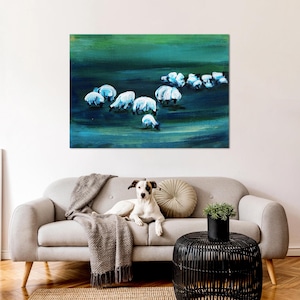Könnte beinhalten: Ein Gemälde, das eine Herde weißer Schafe zeigt, die über ein Feld aus grünem und blauem Wasser laufen. Die Schafe sind stilisiert gemalt, ihre Körper erscheinen als weiße Flecken und ihre Beine als dünne Linien. Der Hintergrund ist ein Farbverlauf von Grün und Blau, wobei das Wasser zu wellen scheint.