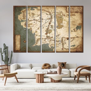 Pu&ograve; includere: Una mappa della Terra di Mezzo in stile vintage, divisa in cinque pannelli, che mostra la terra durante la Terza Era. La mappa &egrave; stampata su uno sfondo tipo pergamena con accenti marroni e verdi. Il titolo "Middle-earth During the Third Age" &egrave; stampato nell'angolo in alto a destra.