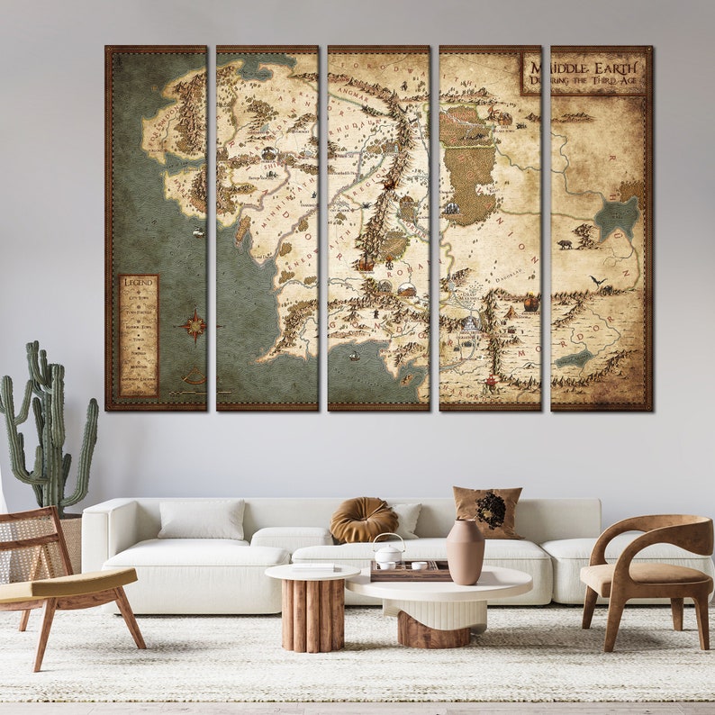 Pu&ograve; includere: Una mappa della Terra di Mezzo in stile vintage, divisa in cinque pannelli, che mostra la terra durante la Terza Era. La mappa &egrave; stampata su uno sfondo tipo pergamena con accenti marroni e verdi. Il titolo "Middle-earth During the Third Age" &egrave; stampato nell'angolo in alto a destra.