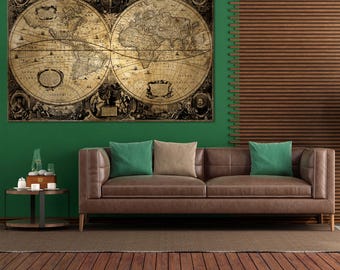 Könnte beinhalten: Ein großer Weltkarten-Druck im antiken Stil mit detaillierter Kartografie, über einem braunen Ledersofa mit grünen und beigen Kissen ausgestellt. Die Karte hat einen Sepia-Ton und dekorative Ränder, die eine Vintage-Ästhetik erzeugen.